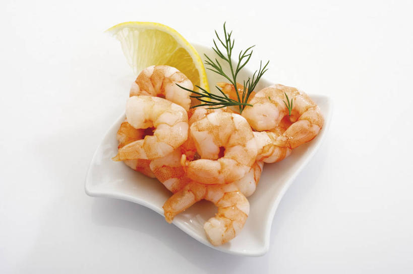 海鲜,无人,横图,俯视,室内,特写,白天,白色背景,餐桌,桌子,柠檬,餐具,水果,叶子,一堆,切开,阴影,堆叠,堆积,新鲜,装饰,反射,碟子,盘,影子,生食,虾,食品,果实,绿叶,水产,大虾,海洋生物,食物,一个,黄色,盘子,碟,切,嫩叶,摄影,有机食品,绿色食品,影棚,对虾,单个,餐台,堆,华丽,修饰,点缀,迷迭香,配菜,水生动物,海产品,水生物,剖面,海底动物,切面,斑节虾,海洋之露,衬托,美观,雅致,雅观,东方对虾,中国对虾,叶,叶片,益母果,柠果,彩图,高角度拍摄,影棚拍摄,拍摄