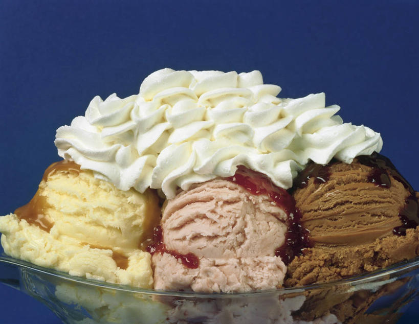 点心,无人,横图,俯视,室内,特写,白天,餐桌,桌子,玻璃,一堆,阴影,堆叠,堆积,蓝色背景,反射,影子,食品,冰激凌,甜点,甜品,清凉,玻璃制品,食物,糕点,一个,容器,碗,甜食,冷饮,奶油,舒服,冰淇淋,摄影,影棚,单个,餐台,储藏,堆,解暑,乳制品,储存,解渴,雪糕,舒爽,冰糕,消暑,激凌,克林姆,淇淋,彩图,高角度拍摄,影棚拍摄,拍摄,贮存