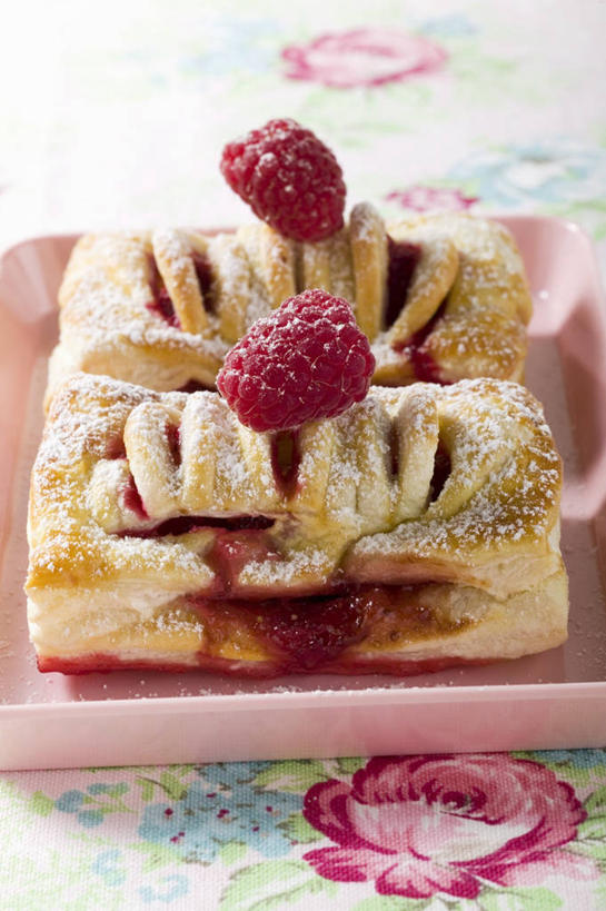 点心,无人,竖图,俯视,室内,特写,白天,下午茶,餐桌,桌子,餐具,水果,阴影,新鲜,反射,碟子,盘,影子,生食,食品,甜点,甜品,果实,食物,糕点,一个,盘子,碟,甜食,有机食品,绿色食品,单个,餐台,山莓,树莓,三月泡,四月泡,山抛子,刺葫芦,悬钩子,馒头菠,高脚菠,龙船泡,泡儿刺,彩图,高角度拍摄