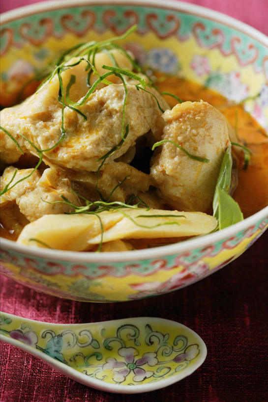 咖哩,无人,竖图,俯视,室内,特写,白天,烹饪,中餐,餐桌,桌子,一堆,阴影,堆叠,堆积,反射,影子,勺子,陶瓷,调料,鸡肉,肉,料理,食品,陶瓷制品,调味品,调味料,咖喱,菜肴,美食,肉类,食物,两个,容器,调羹,汤匙,碗,中式,佳肴,餐台,储藏,堆,储存,肉食,彩图,高角度拍摄,贮存