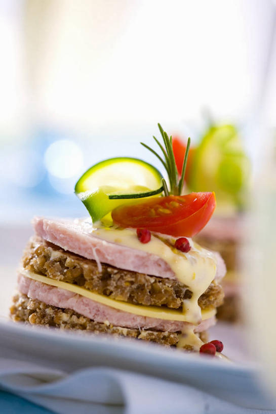 点心,面包,奶酪,无人,竖图,俯视,室内,特写,白天,烹饪,西餐,餐桌,桌子,切开,阴影,朦胧,模糊,反射,影子,肉,干酪,起司,三明治,料理,食品,面点,芝士,营养,猪肉,菜肴,美食,肉类,食物,糕点,餐巾,快餐,切,乳酪,西式,佳肴,餐台,乳制品,发酵,剖面,肉食,西式快餐,切面,三文治,豚肉,保洁方巾,口布,彩图,高角度拍摄