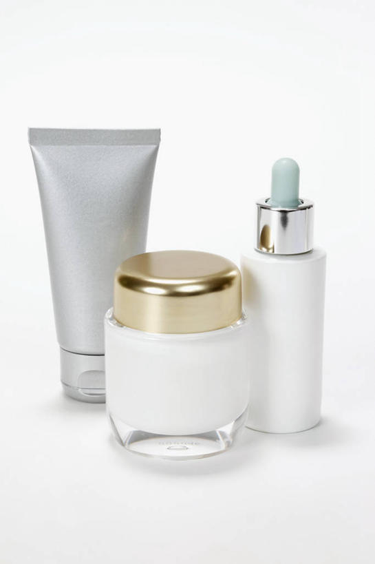 无人,竖图,俯视,室内,特写,白天,白色背景,化妆,美容,餐桌,桌子,玻璃,一排,护肤,阴影,整齐,美白,反射,影子,塑料,玻璃制品,排列,三个,玻璃瓶,化妆品,瓶子,塑料制品,清洁,保养,享受,休闲,放松,去角质,保健,摄影,影棚,餐台,保湿,滋润,护肤品,化妆用品,队列,去死皮,舒缓,广口瓶,养颜,去污,控油,紧肤,嫩肤,祛痘,去痘,祛角质,抗衰,再生,增白,补水,祛斑,抗皱,防皱,除皱,去皱,彩图,高角度拍摄,影棚拍摄,拍摄