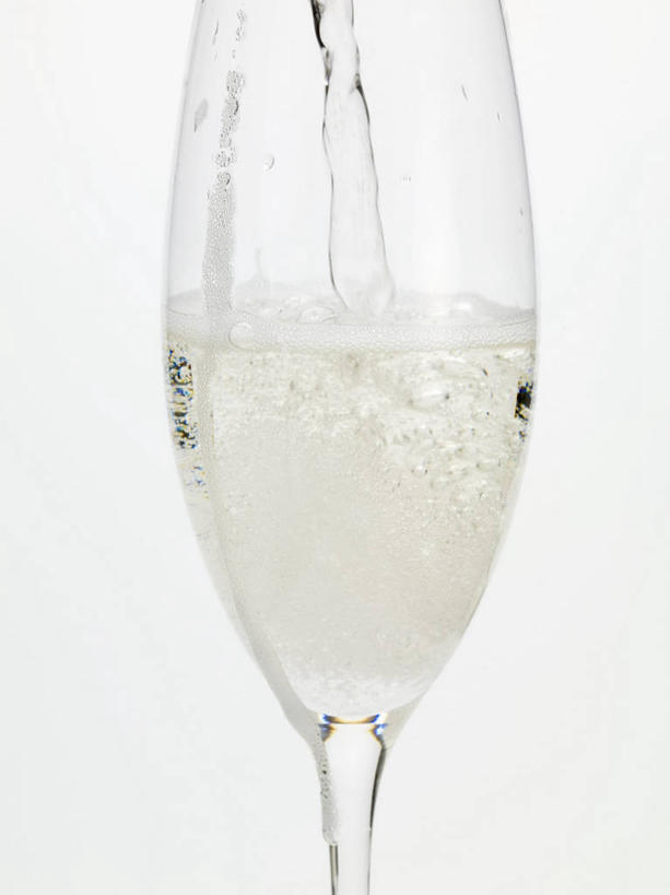 葡萄酒,无人,竖图,室内,特写,白天,白色背景,正面,奢侈,快乐,水,餐桌,桌子,杯子,阴影,飞溅,溅,反射,高脚杯,液体,影子,水滴,浪漫,玻璃制品,酒,水珠,饮料,一个,酒杯,香槟,诱惑,摄影,影棚,单个,餐台,喷洒,香槟杯,气泡酒,起泡酒,汽酒,玻璃杯,彩图,影棚拍摄,高兴,欢笑,拍摄