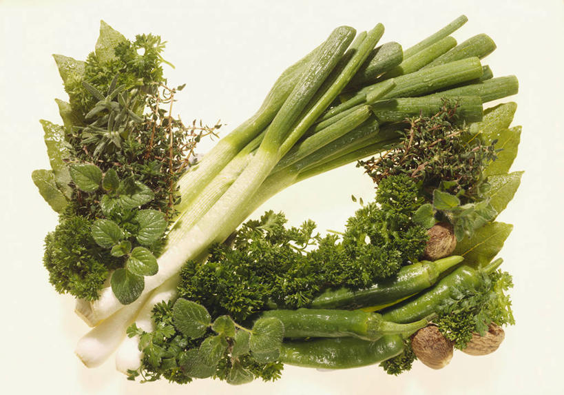 无人,横图,俯视,室内,特写,白天,植物,餐桌,桌子,辣椒,芹菜,蔬菜,洋葱,阴影,新鲜,反射,影子,香料,食品,草药,药草,中药,食物,有机食品,绿色食品,荷兰芹,欧芹,香芹,餐台,迷迭香,肉豆蔻,玉葱,药材,中草药,墨角兰,辣角,红海椒,大椒,辣虎,广椒,肉蔻,肉果,玉果,中药材,本草,法香,巴西利,洋香菜,洋芫荽,法国香菜,海洋之露,旱芹菜,番荽,马郁兰草,消食,圆葱,洋葱头,球葱,辣子,红辣椒,海椒,番椒,葱头,彩图,高角度拍摄