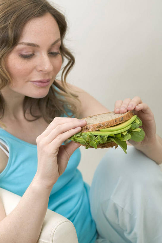 点心,面包,西方人,一个人,坐,笑,微笑,竖图,室内,白天,正面,烹饪,西餐,蔬菜,欧洲,欧洲人,仅一个年轻女性,仅一个女性,仅一个人,握,服装,新鲜,生菜,莴苣,三明治,料理,食品,面点,拿,拿着,注视,休闲装,菜肴,美食,食物,糕点,一个,衣服,蓝色,快餐,酪梨,观察,看,休闲,休闲服,鳄梨,西式,握着,服饰,佳肴,有机食品,绿色食品,单个,观看,油梨,察看,关注,西式快餐,豆瓣菜,三文治,樟梨,春菜,鹅仔菜,莴仔菜,千金菜,叶用莴苣,水蔊菜,水田芥菜,水茼蒿,西洋菜,年轻女性,女人,女性,白种人,牛油果,坐着,半身,彩图