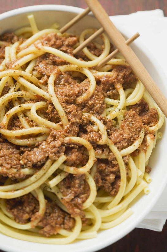 面食,通心粉,无人,竖图,俯视,室内,特写,白天,西餐,餐桌,桌子,一堆,许多,阴影,堆叠,堆积,反射,影子,陶瓷,面,肉,通心面,料理,食品,陶瓷制品,很多,猪肉,肉类,食物,一个,容器,碗,西式,单个,餐台,储藏,堆,储存,肉食,豚肉,彩图,高角度拍摄,贮存