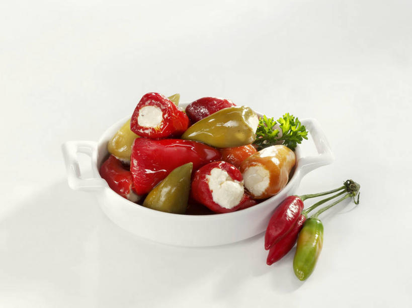 奶酪,无人,横图,俯视,室内,特写,白天,白色背景,餐桌,桌子,辣椒,蔬菜,一堆,阴影,堆叠,堆积,新鲜,反射,影子,陶瓷,干酪,起司,食品,陶瓷制品,芝士,营养,食物,一个,容器,碗,乳酪,摄影,有机食品,绿色食品,影棚,单个,餐台,储藏,堆,乳制品,储存,发酵,彩椒,辣角,红海椒,大椒,辣虎,广椒,甜椒,柿子椒,辣子,海椒,番椒,灯笼椒,彩图,高角度拍摄,影棚拍摄,拍摄,贮存