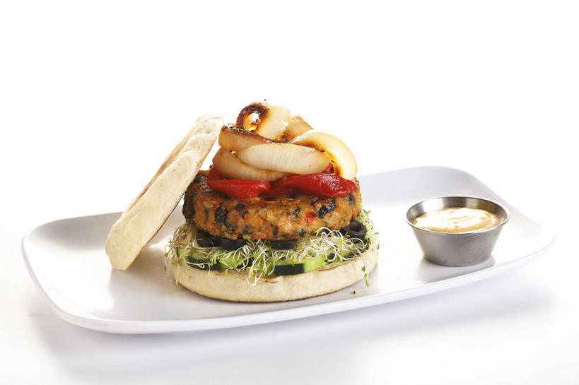 无人,横图,俯视,室内,特写,白天,白色背景,烹饪,西餐,餐桌,桌子,黄瓜,辣椒,蔬菜,洋葱,餐具,阴影,新鲜,反射,碟子,盘,影子,调料,酱料,酱汁,佐料,汉堡,料理,食品,调味品,调味料,酱,菜肴,美食,食物,一个,盘子,碟,快餐,西式,摄影,佳肴,有机食品,绿色食品,影棚,单个,餐台,玉葱,彩椒,西式快餐,垃圾食品,辣角,红海椒,大椒,辣虎,广椒,圆葱,洋葱头,甜椒,柿子椒,球葱,青瓜,辣子,胡瓜,海椒,番椒,灯笼椒,葱头,彩图,高角度拍摄,影棚拍摄,拍摄