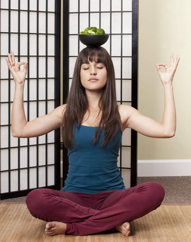 西方人,儿童,一个人,坐,举,闭眼,盘腿,竖图,室内,白天,正面,锻炼,瑜伽,纯洁,运动,窗户,蔬菜,吊带,欧洲,欧洲人,仅一个女性,仅一个人,服装,新鲜,墙,花菜,花椰菜,西兰花,食品,吊带衫,玻璃窗,墙壁,墙面,食物,一个,小孩,衣服,托,仅一个小孩,可爱,童年,童趣,养生,服饰,有机食品,绿色食品,单个,椰菜花,衣着,穿着,童真,烂漫,无邪,衣饰,甘蓝花,体育,天真,女孩,女人,女性,白种人,孩子,闭眼睛,闭着眼,闭着眼睛,举起,举手,举着,盘腿而坐,盘膝,盘着腿的,盘着腿坐,双腿交叉,向上举,向上伸,向上托,坐着,彩图,全身,健身,女生