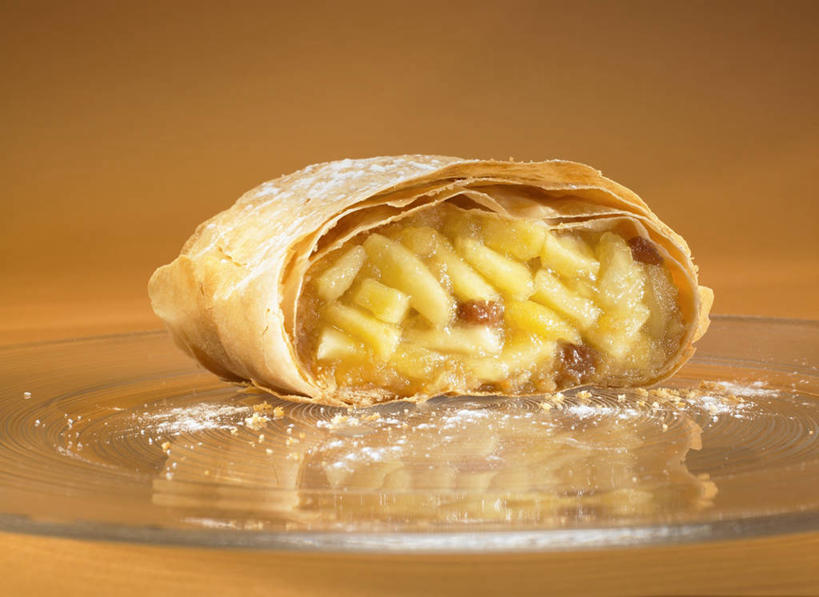 点心,无人,横图,俯视,室内,特写,白天,下午茶,餐桌,桌子,苹果,餐具,水果,玻璃,阴影,朦胧,模糊,新鲜,反射,碟子,盘,影子,生食,食品,甜点,甜品,果实,玻璃制品,食物,糕点,一个,盘子,碟,甜食,有机食品,绿色食品,单个,餐台,彩图,高角度拍摄