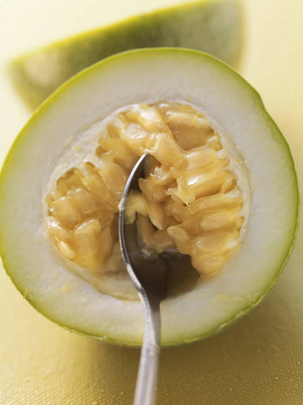 无人,竖图,俯视,室内,特写,白天,餐桌,桌子,水果,切开,阴影,朦胧,模糊,新鲜,反射,影子,勺子,生食,食品,果实,食物,两个,一个,黄色,绿色,调羹,汤匙,百香果,切,西番莲,有机食品,绿色食品,单个,餐台,剖面,切面,鸡蛋果,受难果,巴西果,彩图,高角度拍摄