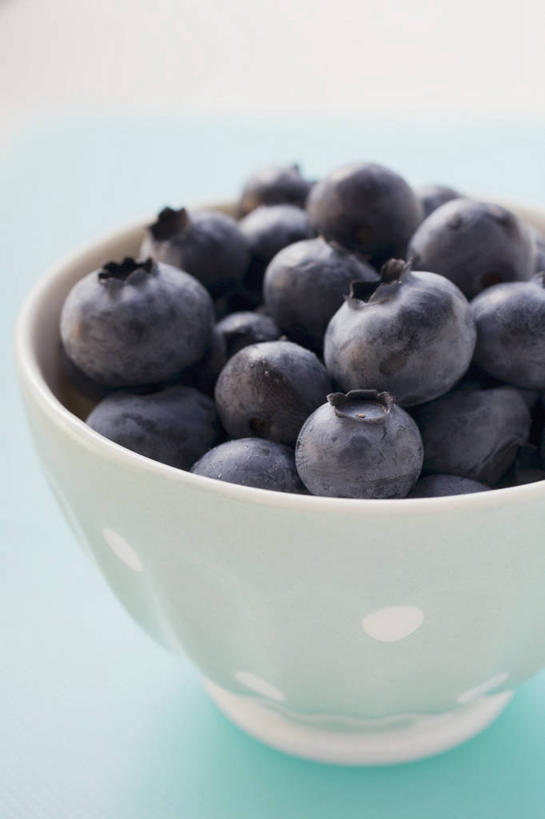 无人,竖图,俯视,室内,特写,白天,餐桌,桌子,浆果,蓝莓,水果,一堆,许多,阴影,堆叠,堆积,新鲜,反射,影子,陶瓷,生食,食品,果实,陶瓷制品,很多,食物,一个,蓝色,容器,碗,有机食品,绿色食品,单个,餐台,储藏,堆,储存,山都柿,蓝浆果,蓝靛果,彩图,高角度拍摄,贮存