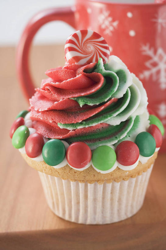 点心,无人,竖图,俯视,室内,特写,白天,白色背景,下午茶,桌面,桌子,杯子,圣诞节,阴影,节日,朦胧,模糊,庆祝,反射,木制,瓷器,影子,食品,冰激凌,咖啡杯,陶瓷制品,清凉,文化,食物,糕点,一个,红色,绿色,木制品,冷饮,庆典,舒服,冰淇淋,摄影,影棚,单个,纪念,纸托,解暑,解渴,瓷杯,雪糕,舒爽,冰糕,消暑,纸杯蛋糕,纸托蛋糕,蛋糕托,蛋糕托纸,蛋糕纸托,彩图,高角度拍摄,影棚拍摄,拍摄,蛋糕