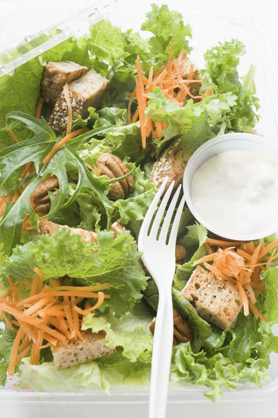 点心,面包,牛奶,无人,竖图,俯视,室内,特写,白天,白色背景,桌面,桌子,蔬菜,餐具,阴影,新鲜,反射,木制,叉子,影子,塑料,陶瓷,莴苣,莴笋,生食,蔬菜沙拉,沙拉,食品,面点,陶瓷制品,饮品,营养,色拉,酸奶,沙律,食物,糕点,饮料,木制品,容器,塑料制品,碗,摄影,有机食品,绿色食品,影棚,色拉酱,储藏,乳制品,奶,储存,千岛酱,发酵,餐叉,香笋,千金菜,优格,优酪乳,进餐用具,彩图,高角度拍摄,影棚拍摄,拍摄,贮存