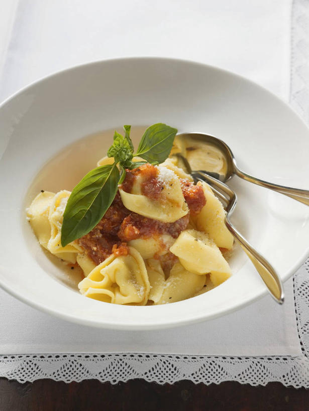 面食,面条,意大利面,无人,竖图,俯视,室内,特写,白天,白色背景,西餐,植物,桌面,桌子,蔬菜,西红柿,小番茄,餐具,阴影,新鲜,反射,木制,叉子,影子,勺子,陶瓷,面,香料,料理,食品,草药,陶瓷制品,中药,食物,一个,木制品,容器,调羹,汤匙,碗,香草,西式,摄影,有机食品,绿色食品,影棚,单个,储藏,罗勒,储存,紫苏,药材,中草药,餐叉,九层塔,圣约瑟夫草,甜罗勒,兰香,中药材,本草,小西红柿,樱桃小番茄,珍珠小番茄,进餐用具,樱桃番茄,圣女果,番茄,彩图,高角度拍摄,影棚拍摄,拍摄,贮存