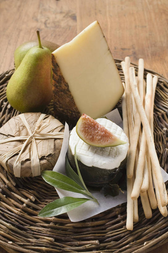 奶酪,无人,交叉,竖图,俯视,室内,特写,白天,桌面,桌子,竹子,梨,水果,阴影,竹制,新鲜,编织,反射,木制,篮子,影子,调味,生食,香料,佐料,干酪,起司,食品,果实,肉桂,芝士,营养,食物,一个,木制品,竹篮,乳酪,香梨,摄影,有机食品,绿色食品,影棚,单个,竹条,交织,配料,乳制品,竹制品,发酵,桂皮,山羊奶酪,作料,官桂,牡桂,筒桂,香桂,玉桂,穿插,生梨,彩图,高角度拍摄,影棚拍摄,拍摄
