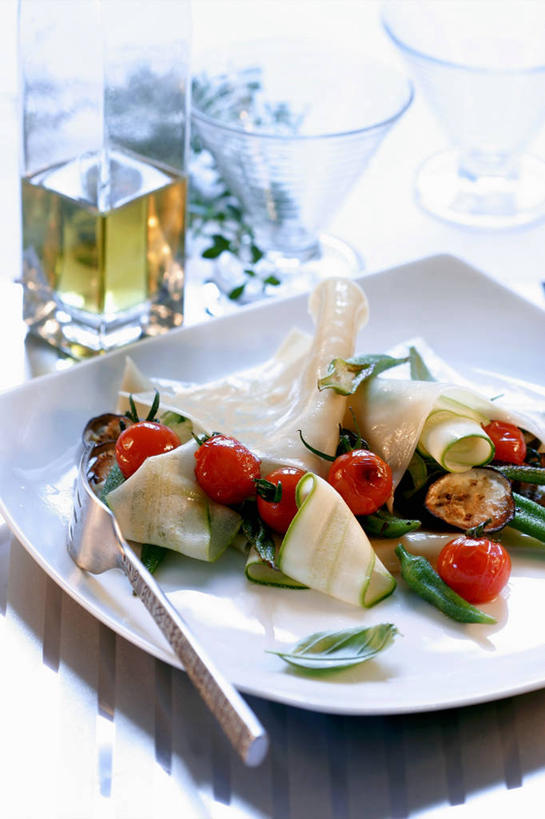 面食,面条,意大利面,无人,竖图,俯视,室内,特写,白天,白色背景,西餐,桌面,桌子,茄子,西红柿,小番茄,杯子,餐具,阴影,朦胧,模糊,反射,木制,叉子,刀叉,刀子,碟子,盘,影子,面,食用油,油,橄榄油,料理,食品,玻璃制品,食物,盘子,木制品,水杯,碟,西式,摄影,影棚,餐刀,餐叉,植物油,小西红柿,樱桃小番茄,珍珠小番茄,玻璃杯,进餐用具,樱桃番茄,圣女果,落苏,酪酥,昆仑瓜,番茄,矮瓜,彩图,高角度拍摄,影棚拍摄,拍摄