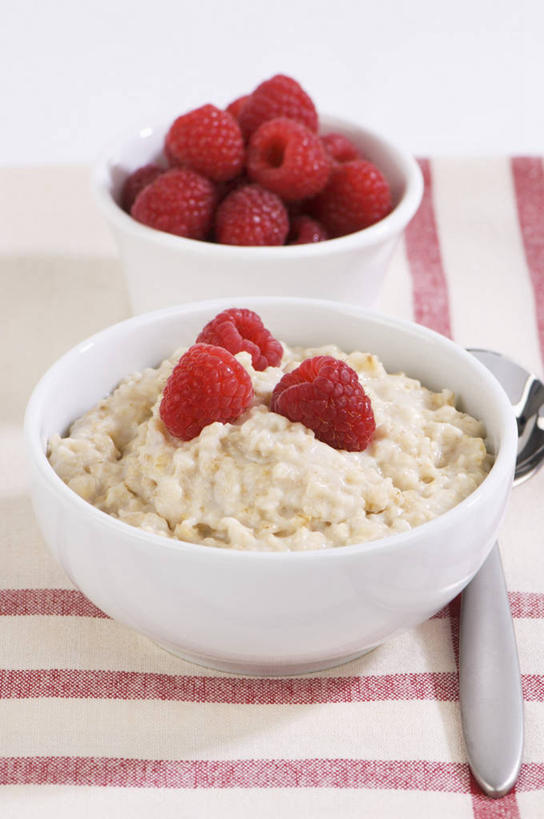 无人,竖图,俯视,室内,特写,白天,白色背景,早餐,餐桌,桌子,浆果,水果,阴影,条纹,新鲜,反射,布料,影子,勺子,陶瓷,桑葚,桑椹,谷物,生食,食品,果实,陶瓷制品,布纹,美食,饮食,桌布,食物,三个,餐巾,容器,调羹,台布,汤匙,碗,覆盆子,保健,摄影,有机食品,绿色食品,影棚,餐台,储藏,麦片,储存,燕麦片,彩图,高角度拍摄,影棚拍摄,拍摄,贮存