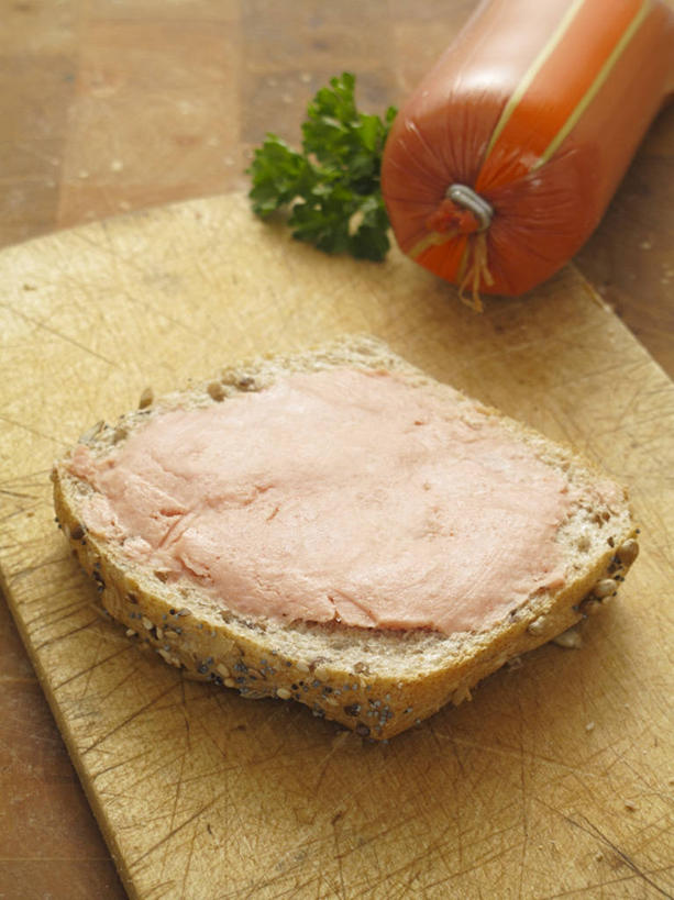 点心,面包,无人,竖图,俯视,室内,特写,白天,桌面,桌子,芹菜,蔬菜,阴影,新鲜,反射,木制,影子,调料,酱料,酱汁,香肠,佐料,食品,面点,案板,腊肠,调味品,调味料,酱,砧板,食物,糕点,木制品,有机食品,绿色食品,荷兰芹,欧芹,香芹,小圆面包,法香,巴西利,洋香菜,洋芫荽,法国香菜,旱芹菜,番荽,彩图,高角度拍摄