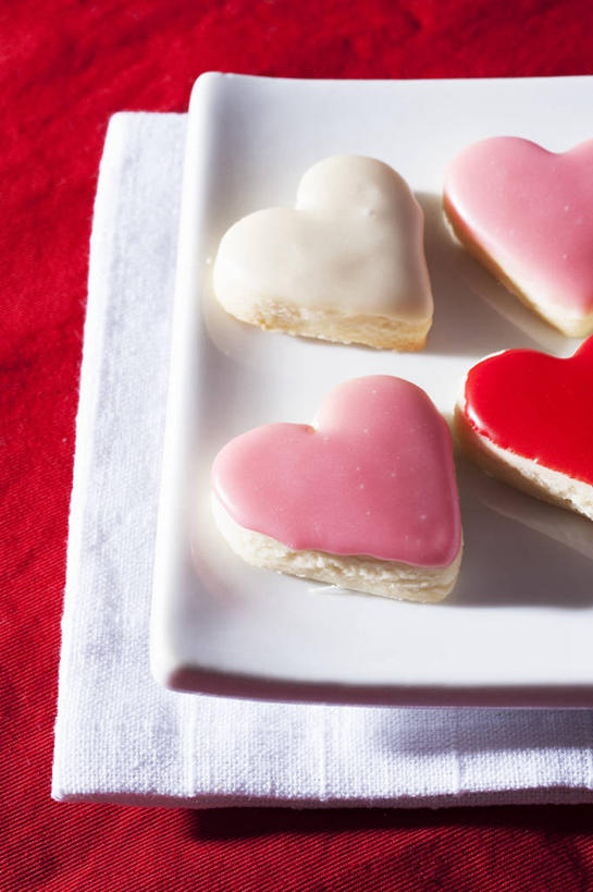 点心,无人,竖图,俯视,室内,特写,白天,爱情,桌面,桌子,餐具,阴影,红色背景,爱心,反射,木制,碟子,盘,影子,食品,曲奇,浪漫,食物,粉色,红色,白色,盘子,餐巾,木制品,碟,饼干,零食,温暖,温馨,心形,恩爱,摄影,影棚,和睦,曲奇饼,曲奇饼干,保洁方巾,口布,心型,彩图,高角度拍摄,影棚拍摄,拍摄,融洽