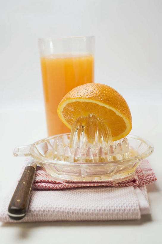 果汁,无人,竖图,室内,特写,白天,白色背景,正面,桌面,桌子,柑橘,杯子,金属制品,阴影,反射,金属,木制,纺织物,工具,影子,橙汁,刀具,饮品,一杯,榨汁机,玻璃制品,饮料,木制品,水杯,毛巾,刀,清洁,摄影,影棚,水果刀,保暖,可口,透气,防水,手动榨汁机,储水,耐磨,吸水,适口,玻璃杯,橘子,桔子,橙子,橙,彩图,影棚拍摄,拍摄