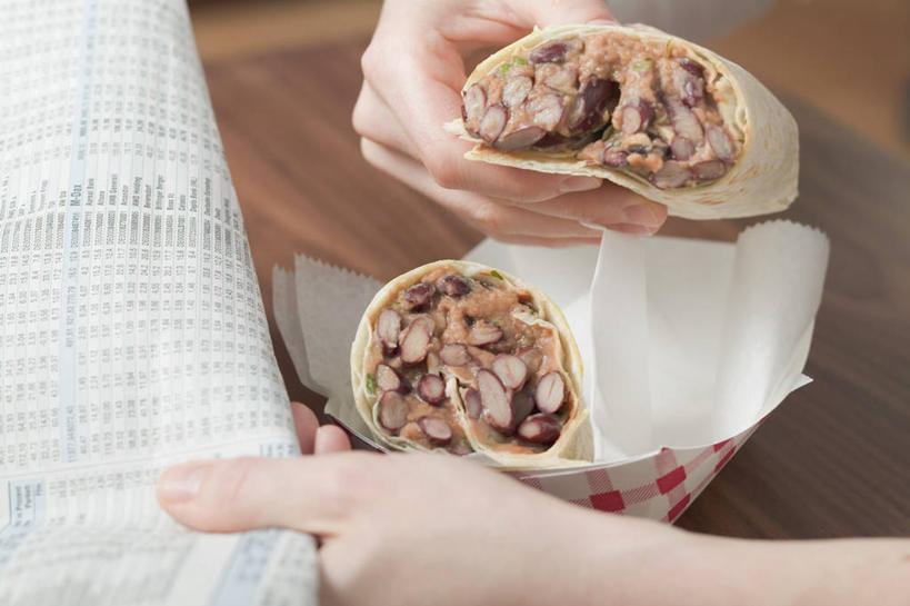 西方人,手,一个人,横图,俯视,室内,特写,白天,烹饪,西餐,阅读,桌面,桌子,报纸,欧洲,欧洲人,双手,仅一个年轻女性,仅一个女性,仅一个人,一张,握,学习,阴影,朦胧,模糊,反射,木制,影子,纸盒,料理,食品,拿,拿着,菜肴,美食,盒子,食物,包装盒,木制品,快餐,看,手部,西式,浏览,握着,佳肴,鸡肉卷,西式快餐,玉米饼,年轻女性,女人,女性,白种人,半身,彩图,高角度拍摄