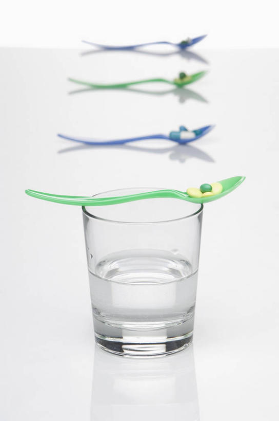 无人,竖图,俯视,室内,特写,白天,白色背景,安全,水,桌面,桌子,杯子,一排,许多,阴影,整齐,反射,木制,药剂,药丸,液体,影子,勺子,塑料,防护,饮用水,药片,玻璃制品,排列,一个,木制品,水杯,塑料制品,药品,调羹,汤匙,矿泉水,治疗,摄影,影棚,单个,保护,药物,医疗,队列,保险,预防,蒸馏水,平安,玻璃杯,彩图,高角度拍摄,影棚拍摄,拍摄