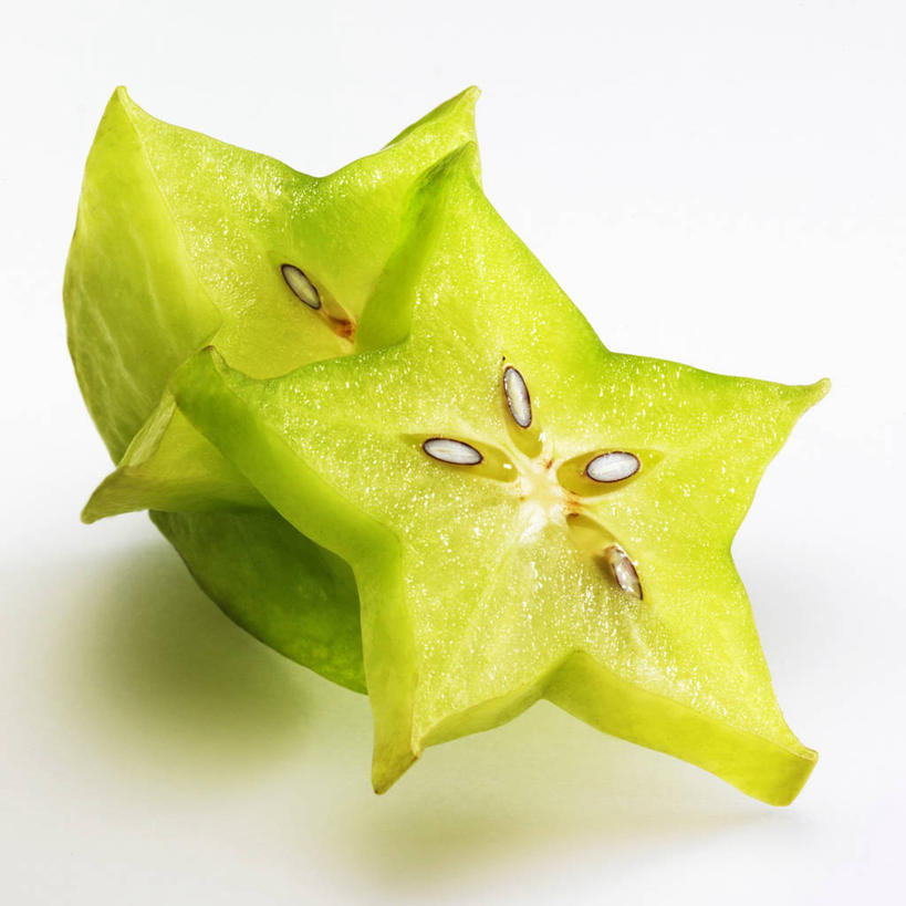 无人,方图,俯视,室内,特写,白天,白色背景,桌面,桌子,水果,切开,阴影,新鲜,反射,纹路,木制,纹理,影子,星星,生食,食品,果实,食物,绿色,木制品,杨桃,切,星形,摄影,有机食品,绿色食品,影棚,五敛子,三廉子,阳桃,洋桃,剖面,五角形,切面,肌理,五角星,彩图,高角度拍摄,影棚拍摄,拍摄