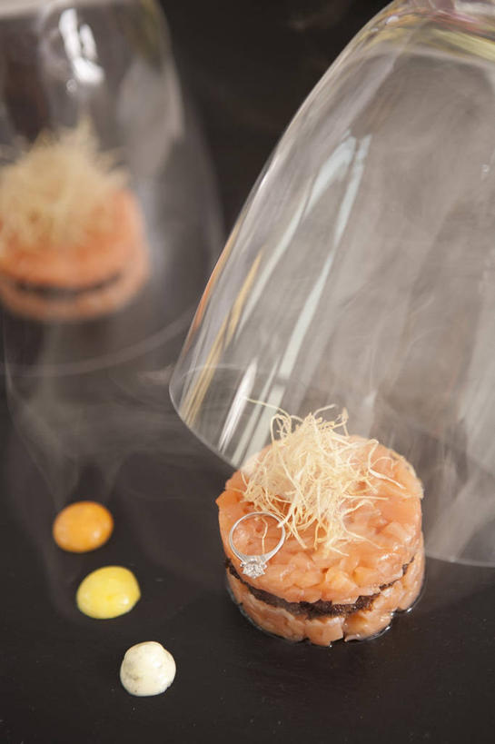 三文鱼,无人,竖图,俯视,室内,特写,白天,爱情,桌面,桌子,鲑鱼,一排,阴影,黑色背景,朦胧,模糊,整齐,反射,木制,影子,烟雾,浪漫,装饰品,排列,戒指,木制品,饰品,首饰,恩爱,摄影,影棚,信物,大马哈鱼,权利,队列,撒蒙鱼,萨门鱼,冰海之皇,鲑,马哈鱼,麻哈鱼,大麻哈鱼,手饰,彩图,高角度拍摄,影棚拍摄,拍摄