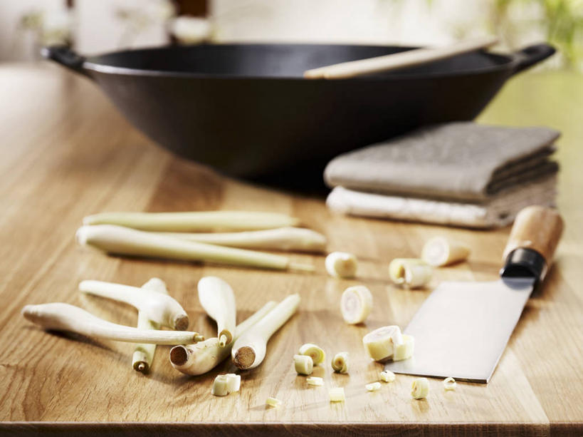 无人,横图,俯视,室内,特写,白天,烹饪,桌面,桌子,厨具,金属制品,阴影,朦胧,模糊,反射,金属,木制,纺织物,工具,锅子,影子,勺子,调味,香料,佐料,刀具,锅,香茅,柠檬草,木制品,调羹,毛巾,汤匙,刀,清洁,锅具,保暖,菜刀,透气,烹饪用具,防水,作料,切菜刀,储水,耐磨,吸水,烹调用具,烹调,彩图,高角度拍摄