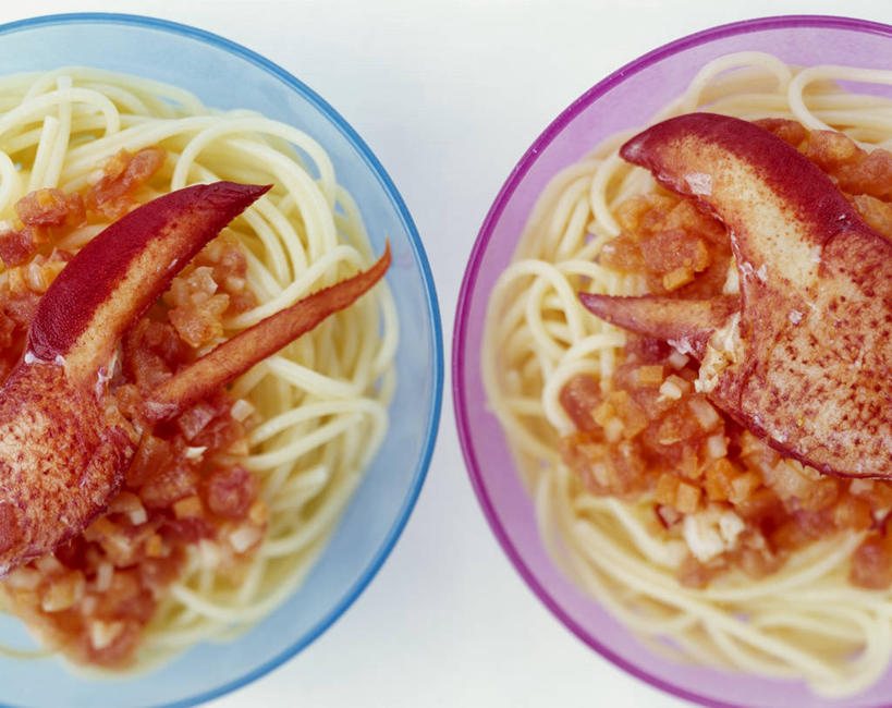 海鲜,面食,面条,龙虾,意大利面,无人,横图,俯视,室内,特写,白天,白色背景,西餐,桌面,桌子,玻璃,阴影,反射,木制,影子,面,虾,料理,食品,水产,海洋生物,玻璃制品,食物,两个,蓝色,紫色,木制品,容器,碗,西式,摄影,影棚,储藏,储存,水生动物,海产品,水生物,海底动物,彩图,高角度拍摄,影棚拍摄,拍摄,贮存