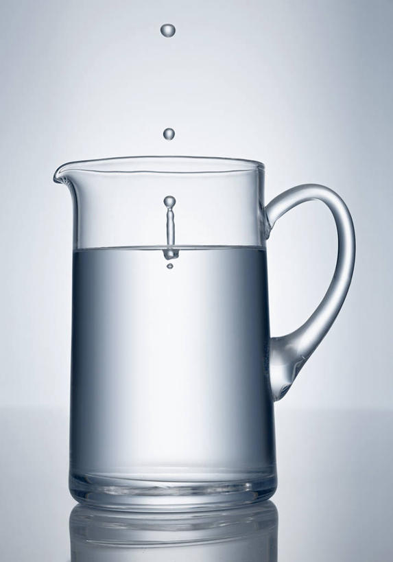 无人,竖图,室内,特写,白天,正面,水,桌面,桌子,杯子,阴影,飞溅,灰色背景,溅,反射,木制,液体,影子,水滴,一杯,饮用水,玻璃制品,水珠,木制品,水杯,矿泉水,摄影,影棚,喷洒,蒸馏水,玻璃杯,彩图,影棚拍摄,拍摄