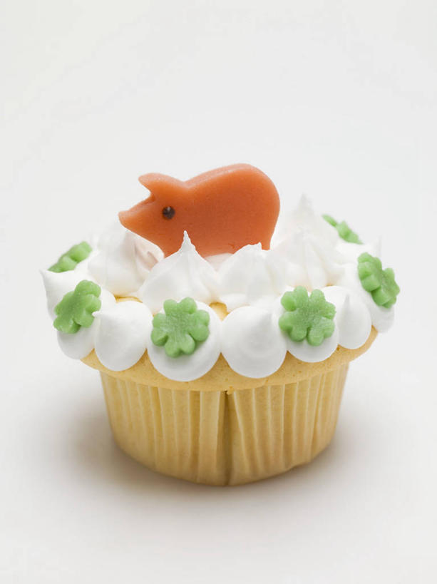 点心,无人,竖图,俯视,室内,特写,白天,白色背景,下午茶,桌面,桌子,阴影,装饰,反射,木制,影子,食品,冰激凌,甜点,甜品,清凉,食物,糕点,一个,木制品,甜食,冷饮,奶油,舒服,冰淇淋,摄影,影棚,纸托,华丽,修饰,解暑,点缀,乳制品,解渴,雪糕,舒爽,衬托,美观,雅致,雅观,冰糕,消暑,激凌,克林姆,淇淋,纸杯蛋糕,纸托蛋糕,蛋糕托,蛋糕托纸,蛋糕纸托,彩图,高角度拍摄,影棚拍摄,拍摄,蛋糕