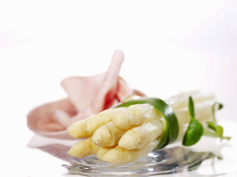 无人,横图,俯视,室内,特写,白天,白色背景,烹饪,西餐,桌面,桌子,芦笋,蔬菜,餐具,阴影,朦胧,模糊,新鲜,反射,木制,碟子,盘,影子,肉,料理,食品,火腿,猪肉,菜肴,美食,肉类,食物,腌制,盘子,木制品,碟,西式,摄影,佳肴,有机食品,绿色食品,影棚,肉食,豚肉,熏制,火肉,兰熏,猪腿,猪尾巴,药鸡豆子,石刁柏,蚂蚁杆,龙须菜,狼尾巴根,彩图,高角度拍摄,影棚拍摄,拍摄