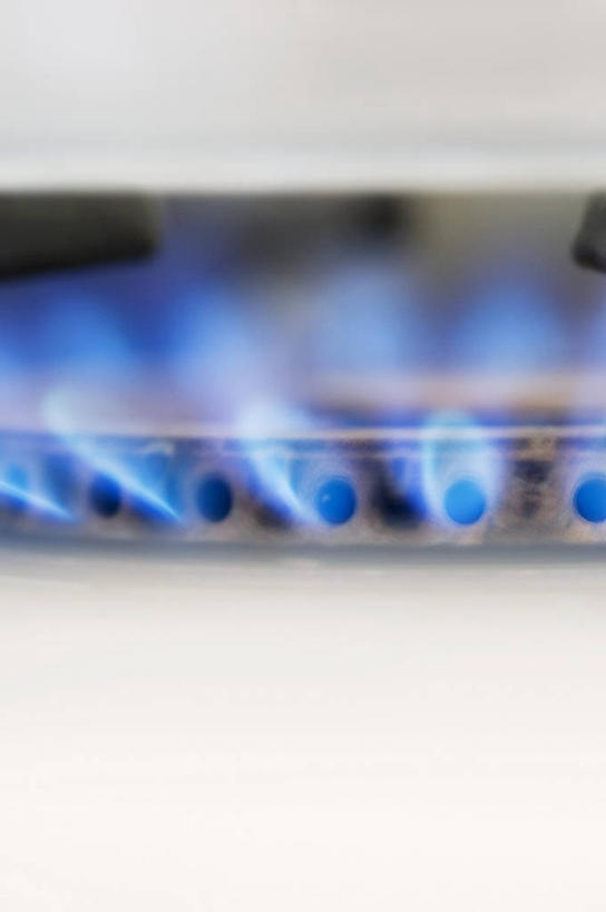 无人,竖图,室内,特写,白天,正面,烹饪,热情,厨具,火,金属制品,阴影,朦胧,模糊,反射,金属,锅子,火焰,影子,燃烧,锅,一个,蓝色,单个,锅具,烹饪用具,烹调用具,烹调,彩图