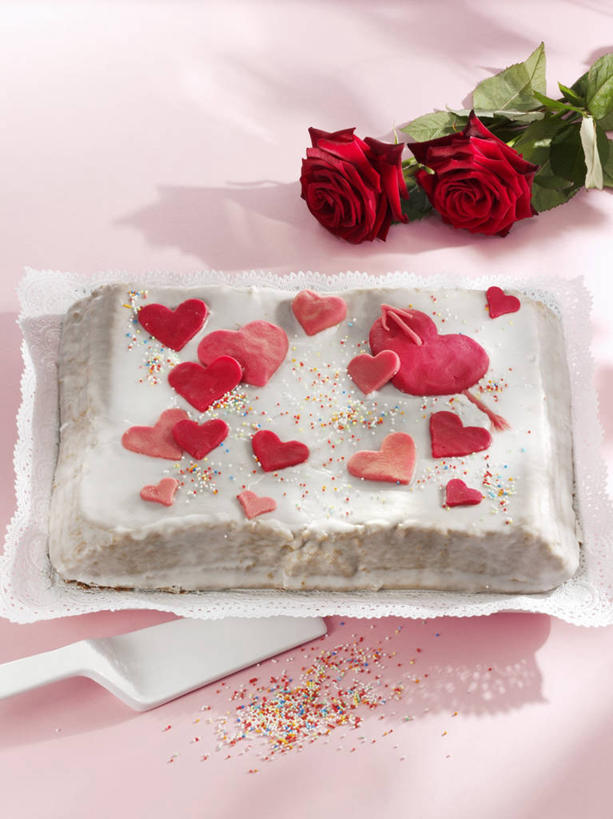 点心,无人,竖图,俯视,室内,特写,白天,爱情,下午茶,桌面,桌子,叶子,阴影,爱心,反射,木制,包装,包装纸,铲子,影子,纸,食品,糖,糖果,甜点,甜品,绿叶,纸张,浪漫,食物,糕点,粉色,木制品,甜食,温暖,温馨,心形,嫩叶,恩爱,和睦,包装材料,牛皮纸,硬糖,心型,叶,叶片,彩图,高角度拍摄,融洽,蛋糕