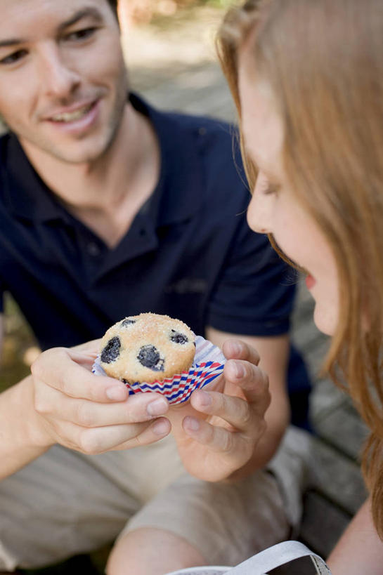 点心,西方人,两个人,家庭,夫妻,坐,笑,微笑,露齿笑,竖图,俯视,室外,白天,爱情,下午茶,浆果,蓝莓,水果,欧洲,欧洲人,握,阴影,服装,朦胧,模糊,新鲜,反射,影子,生食,食品,果实,浪漫,拿,拿着,注视,休闲装,松饼,食物,糕点,衣服,观察,看,休闲,温暖,温馨,一家人,休闲服,恩爱,握着,恋人,服饰,有机食品,绿色食品,观看,纸托,和睦,察看,关注,玛芬蛋糕,蛋糕托,蛋糕托纸,蛋糕纸托,男人,男性,年轻男性,年轻女性,女人,女性,白种人,年轻人,夫妇,情侣,山都柿,蓝浆果,蓝靛果,坐着,半身,彩图,高角度拍摄,伴侣,融洽