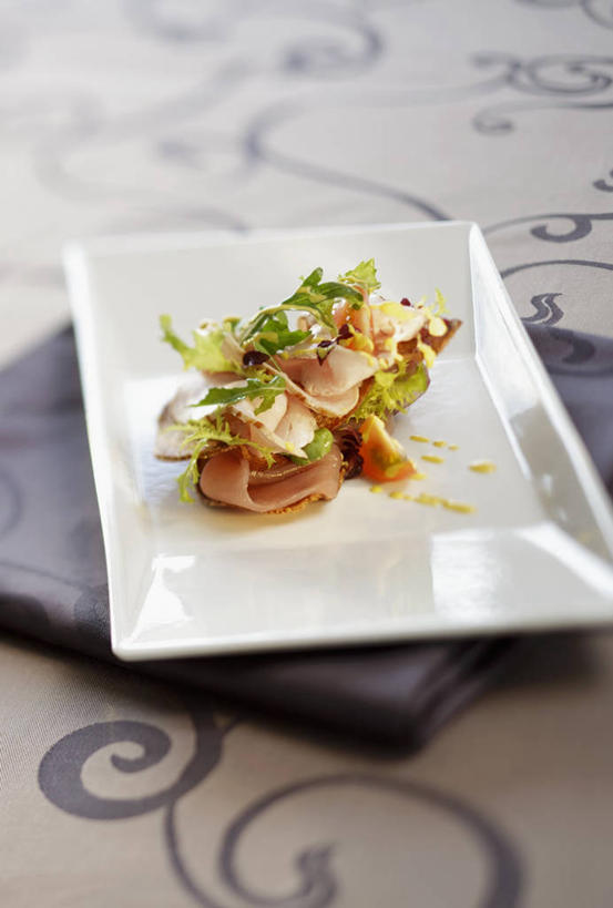 无人,竖图,俯视,室内,特写,白天,烹饪,西餐,桌面,桌子,餐具,阴影,花纹,反射,木制,布料,碟子,盘,影子,肉,牛排,牛肉,料理,食品,布纹,菜肴,美食,肉类,桌布,食物,盘子,餐巾,木制品,碟,台布,西式,佳肴,肉食,彩图,高角度拍摄