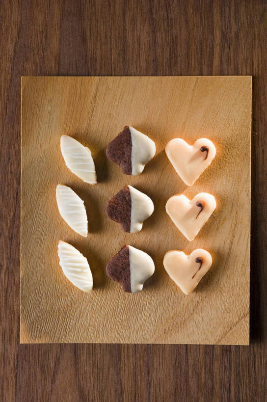 点心,无人,竖图,俯视,室内,特写,白天,爱情,桌面,桌子,阴影,爱心,反射,木制,影子,食品,糖,糖果,甜点,甜品,案板,曲奇,浪漫,砧板,食物,排列,木制品,饼干,甜食,零食,巧克力,温暖,温馨,心形,恩爱,朱古力,和睦,曲奇饼,曲奇饼干,摆列,心型,彩图,高角度拍摄,布列,分列,融洽