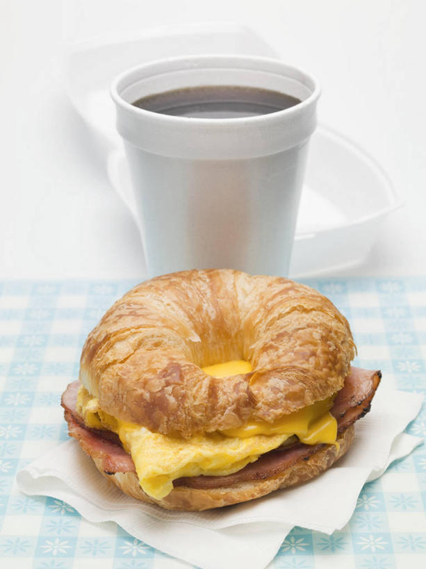 点心,面包,咖啡,无人,竖图,俯视,室内,特写,白天,白色背景,烹饪,西餐,幸福,生活用品,桌面,桌子,杯子,阴影,反射,木制,影子,纸,蛋,荷包蛋,鸡蛋,煎蛋,三明治,料理,食品,面点,羊角面包,娱乐,菜肴,美食,食物,糕点,饮料,餐巾,木制品,纸制品,纸巾,日用品,快餐,享受,休闲,温馨,牛角面包,放松,乐趣,西式,摄影,佳肴,影棚,卫生纸,纸杯,提神,舒适,一次性杯子,醒脑,西式快餐,三文治,软饮料,卵,生活用纸,煎鸡蛋,保洁方巾,口布,彩图,高角度拍摄,影棚拍摄,拍摄