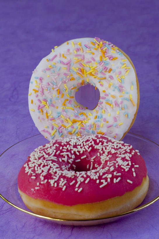 点心,面包,无人,竖图,俯视,室内,特写,白天,桌面,桌子,玻璃,阴影,紫色背景,反射,木制,影子,食品,糖,糖果,面点,甜点,甜品,玻璃制品,食物,糕点,两个,一个,红色,白色,木制品,容器,碗,甜食,巧克力,甜甜圈,摄影,影棚,单个,储藏,朱古力,黑巧克力,储存,多纳滋面包,唐纳滋,面包圈,彩图,高角度拍摄,影棚拍摄,拍摄,贮存