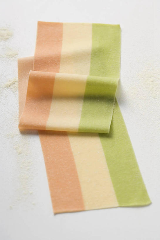 面食,面条,意大利面,无人,竖图,俯视,室内,特写,白天,白色背景,西餐,桌面,桌子,阴影,条纹,反射,木制,影子,面,料理,食品,食物,黄色,绿色,木制品,橙色,西式,摄影,影棚,彩图,高角度拍摄,影棚拍摄,拍摄