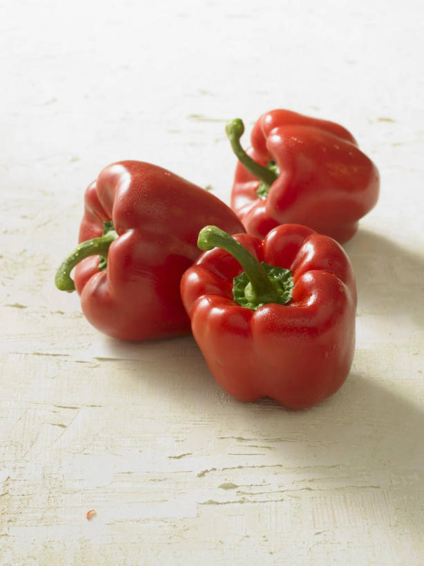 无人,竖图,俯视,室内,特写,白天,桌面,桌子,辣椒,蔬菜,阴影,新鲜,反射,木制,影子,食品,食物,三个,红色,木制品,摄影,有机食品,绿色食品,影棚,彩椒,辣角,红海椒,大椒,辣虎,广椒,甜椒,柿子椒,辣子,海椒,番椒,灯笼椒,彩图,高角度拍摄,影棚拍摄,拍摄