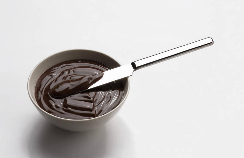 无人,横图,俯视,室内,特写,白天,白色背景,桌面,桌子,餐具,阴影,融化,反射,木制,工具,影子,陶瓷,调料,酱料,酱汁,佐料,食品,糖,糖果,甜点,甜品,刀具,陶瓷制品,调味品,调味料,酱,食物,一个,木制品,容器,碗,刀,甜食,巧克力,摄影,影棚,单个,储藏,朱古力,黑巧克力,储存,餐刀,熔化,溶化,熔解,消溶,彩图,高角度拍摄,影棚拍摄,拍摄,贮存