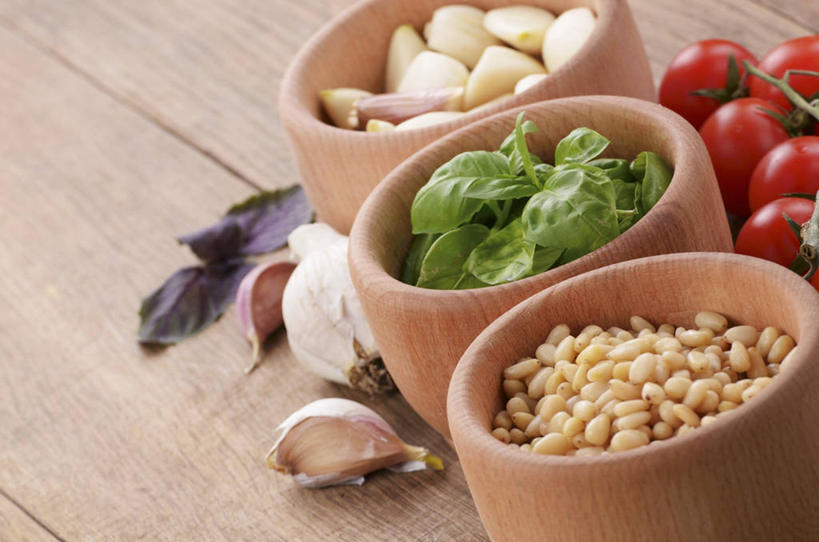 无人,横图,俯视,室内,特写,白天,植物,桌面,桌子,蔬菜,蒜,西红柿,小番茄,一排,阴影,新鲜,整齐,反射,木制,影子,陶瓷,香料,食品,草药,陶瓷制品,蒜头,松子,松子仁,中药,食物,排列,三个,木制品,容器,碗,香草,有机食品,绿色食品,储藏,罗勒,松仁,储存,队列,紫苏,药材,中草药,九层塔,圣约瑟夫草,甜罗勒,兰香,中药材,本草,松籽仁,胡蒜,小西红柿,樱桃小番茄,珍珠小番茄,樱桃番茄,圣女果,番茄,大蒜,彩图,高角度拍摄,贮存