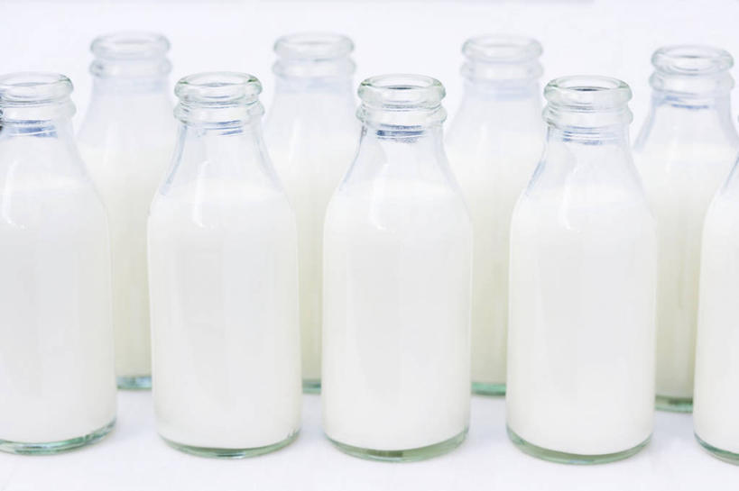 牛奶,无人,横图,俯视,室内,特写,白天,白色背景,桌面,桌子,一排,许多,阴影,整齐,并列,并排,反射,木制,影子,饮品,很多,营养,玻璃制品,饮料,排列,玻璃瓶,木制品,瓶子,摄影,影棚,乳制品,奶,牛乳,队列,平行,安神,彩图,高角度拍摄,影棚拍摄,拍摄
