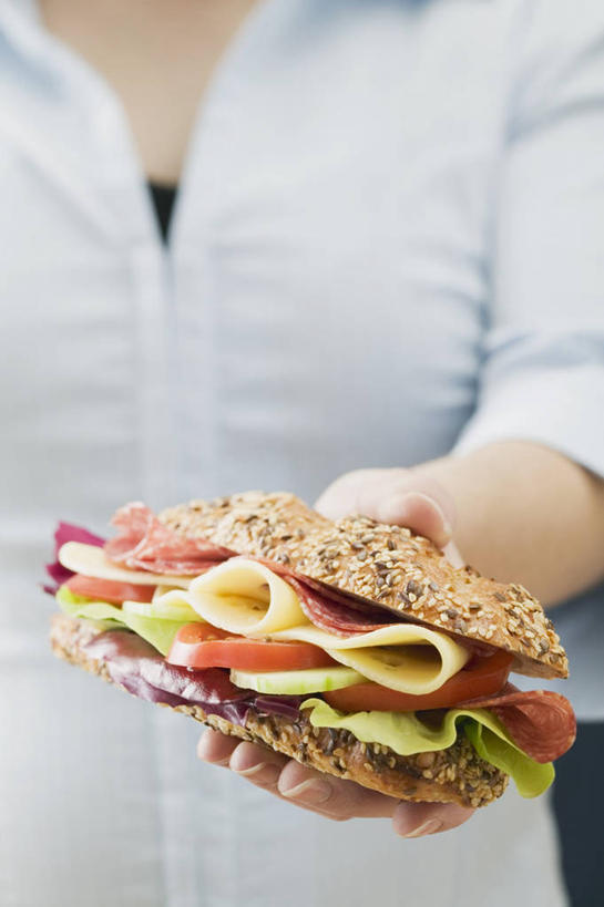 点心,面包,奶酪,西方人,一个人,站,竖图,室内,特写,白天,正面,烹饪,西餐,蔬菜,西红柿,欧洲,欧洲人,仅一个年轻女性,仅一个女性,仅一个人,握,服装,新鲜,生菜,莴苣,肉,香肠,干酪,起司,三明治,料理,食品,面点,腊肠,芝士,营养,拿,拿着,休闲装,猪肉,菜肴,美食,肉类,食物,糕点,一个,衣服,快餐,站着,休闲,休闲服,乳酪,西式,握着,服饰,佳肴,有机食品,绿色食品,单个,乳制品,发酵,肉食,西式快餐,小圆面包,三文治,豚肉,春菜,鹅仔菜,莴仔菜,千金菜,叶用莴苣,年轻女性,女人,女性,白种人,番茄,站立,半身,彩图