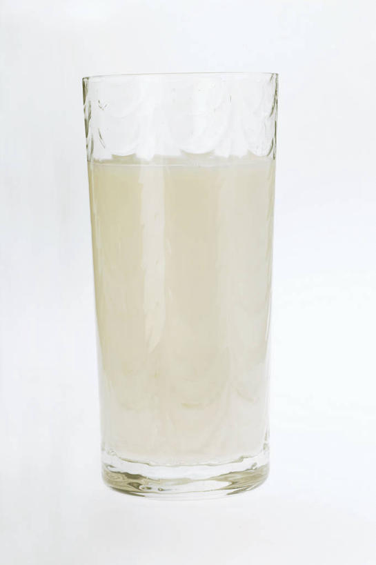 牛奶,无人,竖图,俯视,室内,特写,白天,白色背景,桌面,桌子,杯子,阴影,反射,木制,影子,饮品,营养,玻璃制品,饮料,一个,木制品,水杯,摄影,影棚,单个,乳制品,奶,牛乳,安神,玻璃杯,彩图,高角度拍摄,影棚拍摄,拍摄