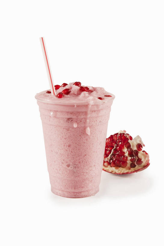 无人,竖图,俯视,室内,特写,白天,白色背景,桌面,桌子,石榴,杯子,水果,阴影,新鲜,反射,木制,影子,塑料,生食,食品,甜点,甜品,果实,玻璃制品,食物,饮料,一个,木制品,水杯,塑料制品,吸管,甜食,冰淇淋,摄影,有机食品,绿色食品,影棚,单个,鲜奶,空心,奶昔,饮管,玻璃杯,涂林,若榴,金罂,金庞,丹若,安石榴,彩图,高角度拍摄,影棚拍摄,拍摄,圆柱状