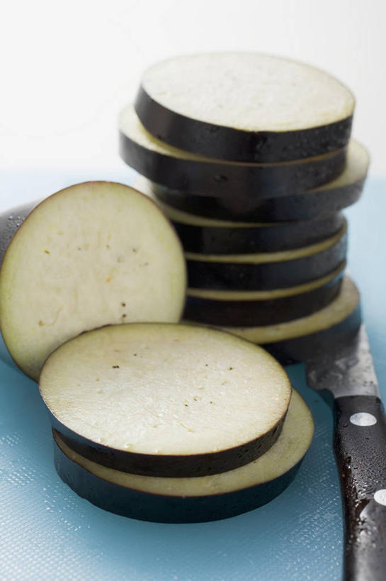 无人,竖图,俯视,室内,特写,白天,白色背景,桌面,桌子,茄子,蔬菜,一排,切开,阴影,新鲜,整齐,反射,木制,影子,食品,案板,砧板,食物,排列,木制品,切,摄影,有机食品,绿色食品,影棚,堆,队列,剖面,切面,落苏,酪酥,昆仑瓜,矮瓜,彩图,高角度拍摄,影棚拍摄,拍摄